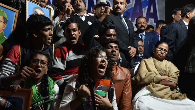 After Banerjee returned to the protest site, Left-aligned students broke through three police barricades to reach the TMC students’ wing’s protest venue, leading to complete chaos.(HT Photo)