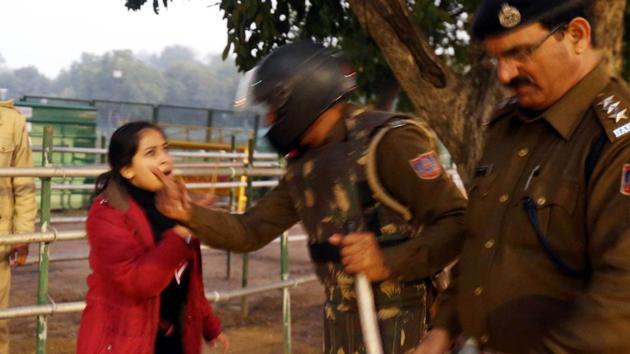 Delhi Police personnel talk to a student during a JNU students’ protest march outside Shastri Bhawan, in New Delhi,on Thursday. (HT Photo) Delhi Police personnel talk to a student during a JNU students’ protest march outside Shastri Bhawan, in New Delhi,on Thursday. (HT Photo)