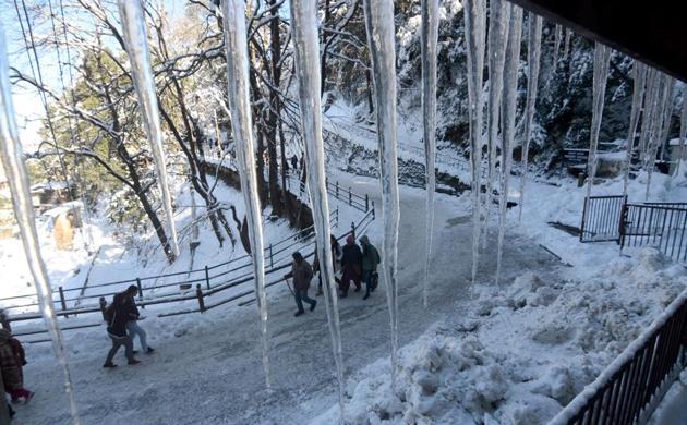 Icicles hanging from the roof of a building in Shimla. Snow can still be seen in several areas of Shimla such as the Mall Road, the Ridge, US Club and Jakhu hills after this week’s heavy snowfall.(Deepak Sansta/HT)