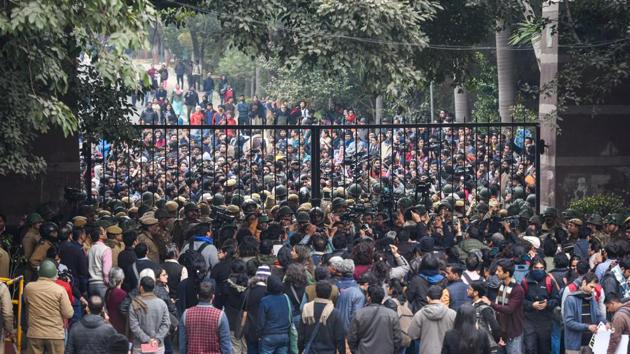 Students protesting at main Gate of JNU over Sunday's violence, in New Delhi on Monday.(Amal KS/HT Photo)