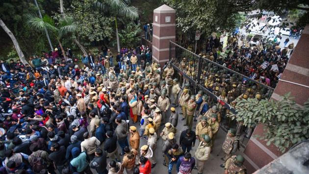 Students stage a morning protest at the main gate of JNU over Sunday's violence. Rashtriya Swayamsevak Sangh (RSS)-affiliated Akhil Bharatiya Vidyarthi Parishad (ABVP) on Monday alleged the Left-affiliated groups and students from Jamia Millia Islamia were responsible for Sunday evening’s violence at JNU. (Amal KS / HT Photo) Students stage a morning protest at the main gate of JNU over Sunday's violence. Rashtriya Swayamsevak Sangh (RSS)-affiliated Akhil Bharatiya Vidyarthi Parishad (ABVP) on Monday alleged the Left-affiliated groups and students from Jamia Millia Islamia were responsible for Sunday evening’s violence at JNU. (Amal KS / HT Photo)