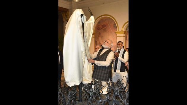 Prime Minister Narendra Modi unveils a sculpture at Currency Building in Kolkata. (Samir Jana/HT Photo)