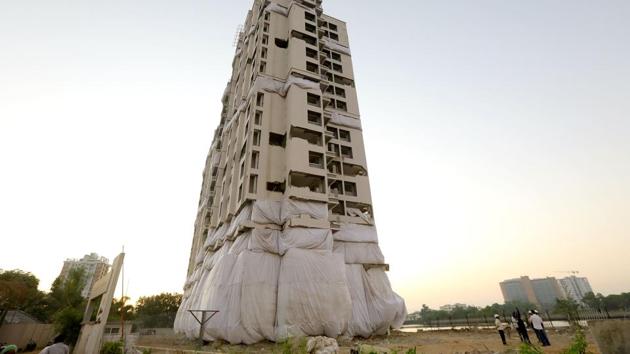 On Sunday morning, the 17-storeyed Jain Coral Cove building—largest among the four with 128 flats, was demolished using 372kg of explosives. Other flats to come down were the H20 Holy Faith complex, a 19-floor building with 91 apartments; Alfa Serene with 67 houses on 17 floors and Golden Kayaloram with 40 flats on 17 floors. (Vivek R Nair/HT Photo) 