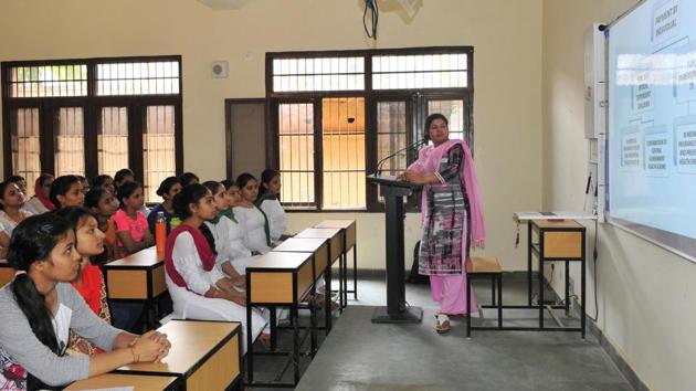 The NSO survey shows that only 10.6% of the Indian population aged above 15 years has successfully completed a graduate degree.(Gurminder Singh/HT File Photo)