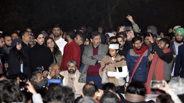 Actor Deepika Padukone stands in solidarity with JNU students while they protest against violence inside the campus in New Delhi. JNUSU president Aishe Ghosh and former JNUSU president Kanhaiya Kumar also attended the protest. (Vipin Kumar/HT Photo)