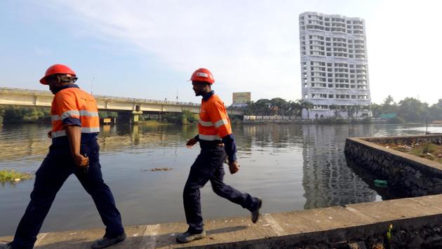 Demolition team is seen near the high-rise luxury apartment Holy Faith H2O before it was brought down. Edifice Engineering and South Africa-based Jet Demolitions are the two companies that were involved in the razing of these buildings, spread in an area of at least 800,000 square feet. (Vivek R Nair/HT Photo) 