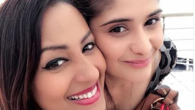 Kashmera Shah poses with Arti Singh.