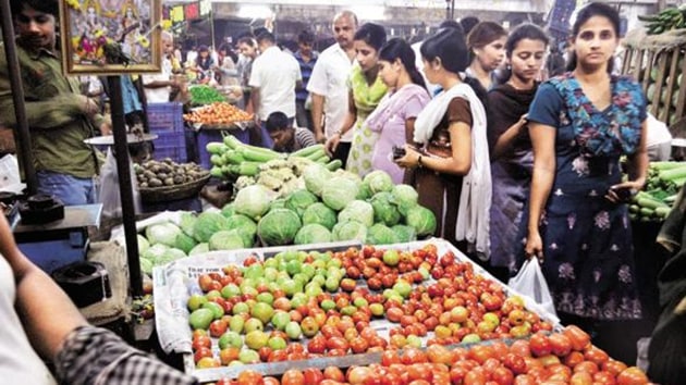 Blaming vegetable, meat and fish prices for the high food inflation, CARE Ratings Ltd chief economist Madan Sabnavis said that inflation should come down in January with the new onion crop in and prices moving down. (HT photo)