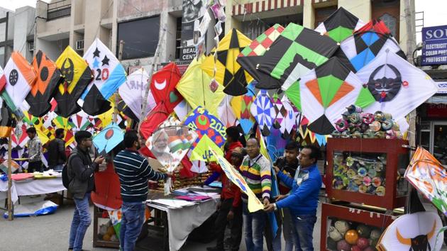 Amritsar, India- January 12, 2020: People purchase kites on the eve of Lohri festival at a market, in Amritsar, India, on Sunday, January 12, 2020. (Photo by Sameer Sehgal / Hindustan Times)