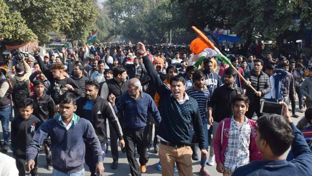 Residents of Sarita Vihar, Molarband, Badarpur and nearby areas are seen during a protest against the ongoing anti-CAA agitation in Shaheen Bagh, on Sunday. (HT Photo) Residents of Sarita Vihar, Molarband, Badarpur and nearby areas are seen during a protest against the ongoing anti-CAA agitation in Shaheen Bagh, on Sunday. (HT Photo)