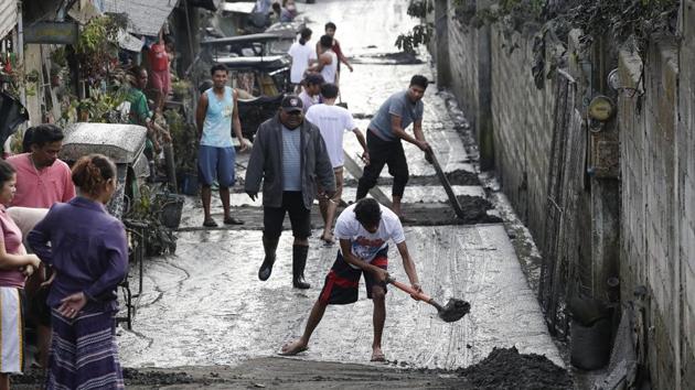 With the ashfall easing Monday morning, some residents began to shovel away inches of ash that covered everything from homes to cars and roads in Tagaytay, a popular upland resort city on a ridge that overlooks the small but picturesque volcano in the middle of a crater lake. Many of the city’s restaurants and coffee shops, however, were closed, its main road covered in volcanic ash. (Aaron Favila/AP) With the ashfall easing Monday morning, some residents began to shovel away inches of ash that covered everything from homes to cars and roads in Tagaytay, a popular upland resort city on a ridge that overlooks the small but picturesque volcano in the middle of a crater lake. Many of the city’s restaurants and coffee shops, however, were closed, its main road covered in volcanic ash. (Aaron Favila/AP)