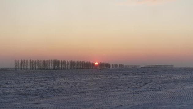 The sun sets over snow-covered field as seen from a train heading to Hegang. Hegang was the cheapest real estate market among China’s 321 larger cities in 2019, a big attraction for Li when he was house-hunting last year. (Ryan Woo / REUTERS) The sun sets over snow-covered field as seen from a train heading to Hegang. Hegang was the cheapest real estate market among China’s 321 larger cities in 2019, a big attraction for Li when he was house-hunting last year. (Ryan Woo / REUTERS)
