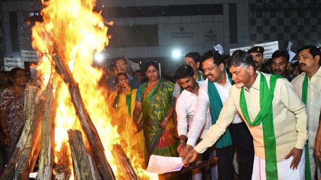 Telugu Desam Party chief N Chandrababu Naidu and Joint Action Committee leaders of Amravati farmers burn copies of the expert committee’s reports on shifting the capital of Andhra Pradesh to Visakhapatnam. (HT Photo) Telugu Desam Party chief N Chandrababu Naidu and Joint Action Committee leaders of Amravati farmers burn copies of the expert committee’s reports on shifting the capital of Andhra Pradesh to Visakhapatnam. (HT Photo)