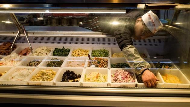 A worker arranges ingredients at an eatery in Beijing. At a news conference on Tuesday, spokesman for the customs administration Zou Zhiwu said that since November and December, Chinese imports from the US including of soybeans and pork have picked up. (Noel Celis / AFP) A worker arranges ingredients at an eatery in Beijing. At a news conference on Tuesday, spokesman for the customs administration Zou Zhiwu said that since November and December, Chinese imports from the US including of soybeans and pork have picked up. (Noel Celis / AFP)