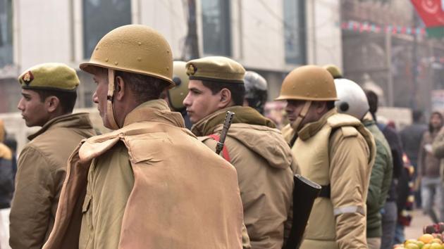 Heavy deployment of armed police personnel during a Friday prayer at Jama Masjid sector 8, in Noida in December 2019. The police in Lucknow and Noida have now switched to the commissioner system. (Virendra Singh Gosain/HT File PHOTO) Heavy deployment of armed police personnel during a Friday prayer at Jama Masjid sector 8, in Noida in December 2019. The police in Lucknow and Noida have now switched to the commissioner system. (Virendra Singh Gosain/HT File PHOTO)