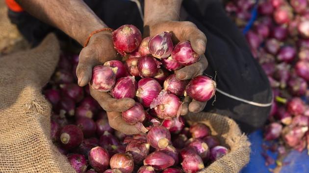 A vegetable vendor displays onions to a customer at a market, at Samaypur Badli, in New Delhi.(Burhaan Kinu/HT PHOTO) A vegetable vendor displays onions to a customer at a market, at Samaypur Badli, in New Delhi.(Burhaan Kinu/HT PHOTO)