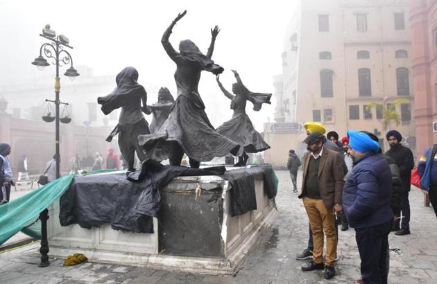 Police inspecting the site where the marble panels of the platform on which statues of folk dancers have been put up on Heritage Street were damaged by vandals in Amritsar on Wednesday.(Sameer Sehgal/HT)