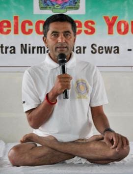 Australia’s leading yoga guru Rajendra Damodara Yenkannamoole imparting life skills to schoolchildren in Mohali on Wednesday.(Gurminder SIngh/HT)