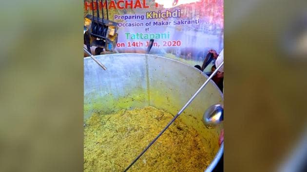 The khichdi was distributed among the devotees.(Instagram/himachaltourismofficial)