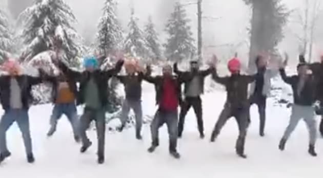 A group of men from Khalsa College performed some special dance moves in Solang Valley and now it’s all over social media.(Facebook/@Khalsa college Amritsar)