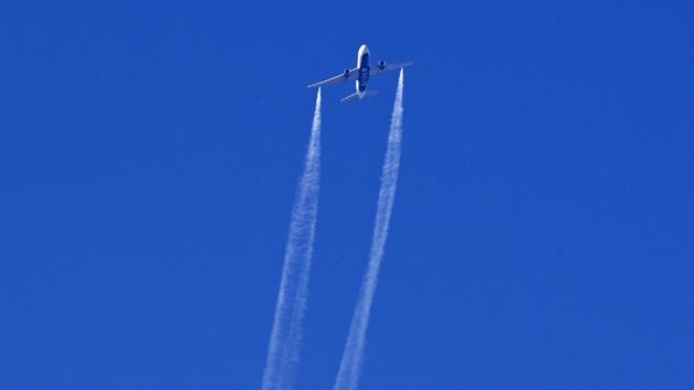 In this screengrab from a video, Delta Air Lines Flight 89 is seen dumping fuel over Los Angeles. (AP Photo) In this screengrab from a video, Delta Air Lines Flight 89 is seen dumping fuel over Los Angeles. (AP Photo)