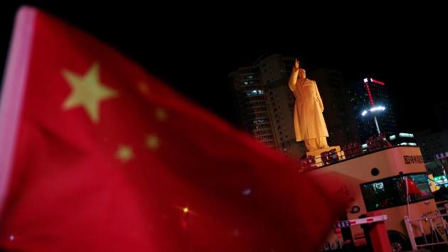 A Chinese flag flutters near a statue of late Chinese chairman Mao Zedong at a train station in Dandong, Liaoning province, in October, 2019.(Reuters Photo) A Chinese flag flutters near a statue of late Chinese chairman Mao Zedong at a train station in Dandong, Liaoning province, in October, 2019.(Reuters Photo)