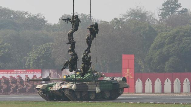 Indian Army personnel exhibit battle skills during the parade. The day is observed with parades and showcases in New Delhi and at the Army’s various headquarters. (Vipin Kumar / HT Photo) Indian Army personnel exhibit battle skills during the parade. The day is observed with parades and showcases in New Delhi and at the Army’s various headquarters. (Vipin Kumar / HT Photo)