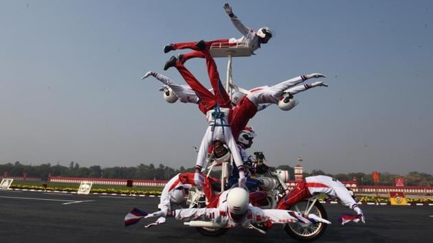 The Daredevil team performs on motorcycles as part of their showcase at Parade Ground in Delhi Cantt. (Vipin Kumar / HT Photo) The Daredevil team performs on motorcycles as part of their showcase at Parade Ground in Delhi Cantt. (Vipin Kumar / HT Photo)