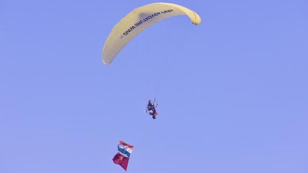 Indian Army personnel showcase battle skills. The army chief will host a traditional reception at his official residence on Rajaji Marg as part of the celebrations. The reception or ‘at home’ is attended by the President, the Prime Minister, cabinet ministers, top officers of the Armed Forces, former army chiefs and defence attaches of foreign countries posted in Delhi. (Vipin Kumar / HT Photo) Indian Army personnel showcase battle skills. The army chief will host a traditional reception at his official residence on Rajaji Marg as part of the celebrations. The reception or ‘at home’ is attended by the President, the Prime Minister, cabinet ministers, top officers of the Armed Forces, former army chiefs and defence attaches of foreign countries posted in Delhi. (Vipin Kumar / HT Photo)