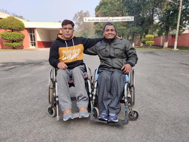 Army veterans Mohammad Latief Bhat and Ajit Kumar Shukla who forged their friendship over basketball.(HT PHOTO)