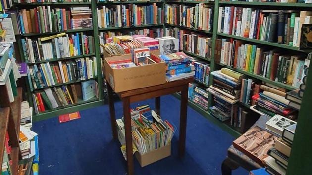 After Neil Gaiman’s tweet, people overflowed the bookshop with orders.(Twitter/Petersfield Bookshop)