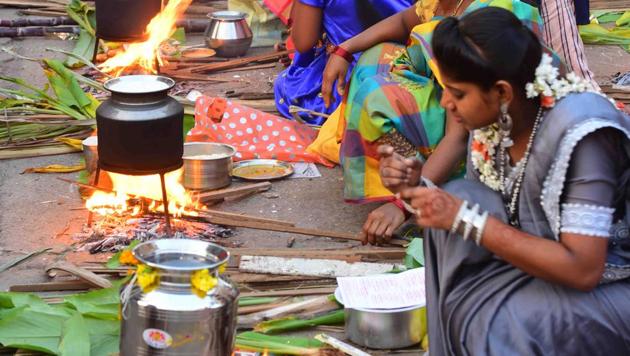 Mumbai, India - Jan. 14, 2020: Tamil community People Celebrate Pongal at Dharavi 90feet road in Mumbai, India, on Tuesday.(Vijayanand Gupta/HT Photo)