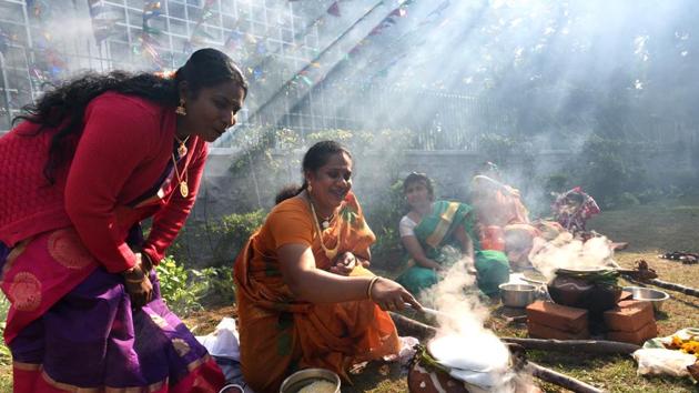 Women prepare rice dishes meant as offerings to the Hindu Sun God as part of Pongal festivities, at Tamil Nadu House, Chankyapuri. (Arvind Yadav/HT PHOTO)