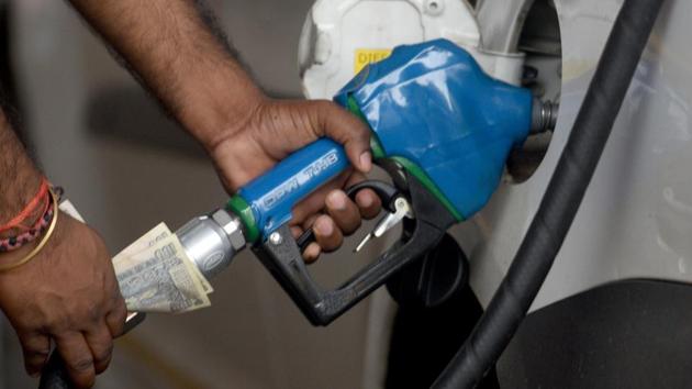 The accused collected card details of customers at the petrol pump who paid using cards, then used it to make clones and then defrauded them. (HT REPRESENTATIVE Photo) The accused collected card details of customers at the petrol pump who paid using cards, then used it to make clones and then defrauded them. (HT REPRESENTATIVE Photo)