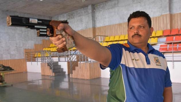 Samaresh Jung in action during the 25 metre Standard Pistol men event at the All India Police Sports Shooting Championship at Shiv Chhatrapati sports complex in Pune on Tuesday.(HT PHOTO)