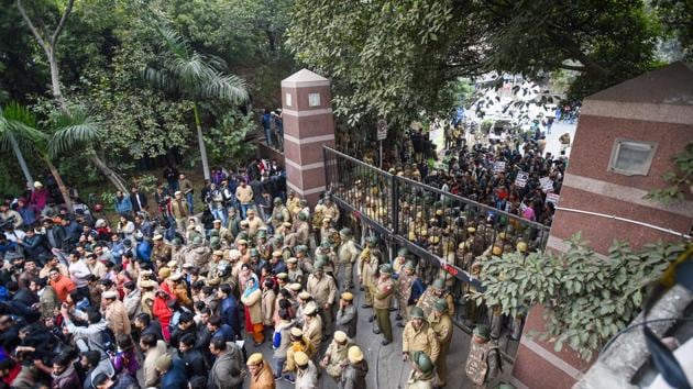 Students stage a protest at main Gate of JNU over Sunday's violence, in New Delhi.(Photo: Amal KS/ Hindustan Times)