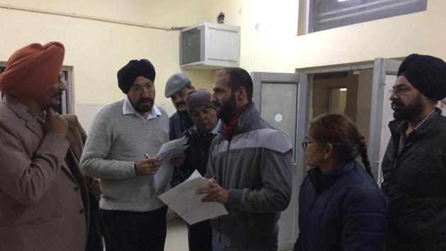 (From left) Councillor Satbir Singh Dhanoa and chairman of labour law committee, Mohali Industries’ Association, Jasbir Singh, interacting with staff during a surprise check at ESI Hospital in Phase 7, Mohali, on Wednesday.(HT Photo)
