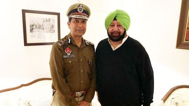Punjab chief minister Capt Amarinder Singh with state director general of police Dinkar Gupta. Even before the detailed order of the tribunal was received, the CM’s media adviser tweeted quoting Amarinder that Dinkar will continue as Punjab DGP.(HT file photo)