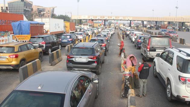 Electronic toll collection at highway plazas has gone up by at least 60%, the transport ministry said.(Yogendra Kumar/HT PHOTO)