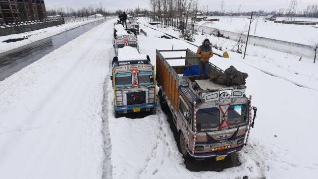 Trucks are stranded in snow on the Jammu-Srinagar national highway near Qazi Gund, south of Srinagar. Fresh landslides struck the highway which remained closed for four days. The highway was, however, opened for one-way traffic on Friday. (Waseem Andrabi / HT Photo)