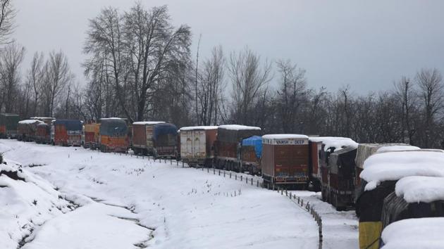 Snowfall on Kashmir side of the highway since Sunday has resulted in a blockade. Over 5,000 vehicles are stranded at various places en route from Lakhanpur in Kathua district to Banihal belt of Ramban district. (Waseem Andrabi / HT Photo)