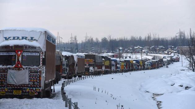 However, the highway continued to remain blocked at Panthiyal and Kashmir side of Jawahar tunnel. (Waseem Andrabi / HT Photo)