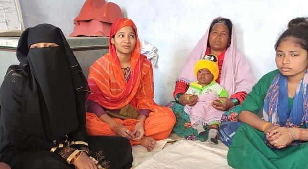 Government personnel who have to collect data for an ongoing survey for ration cards and food eligibility slips have run into opposition from Muslims.(HT Photo) Government personnel who have to collect data for an ongoing survey for ration cards and food eligibility slips have run into opposition from Muslims.(HT Photo)