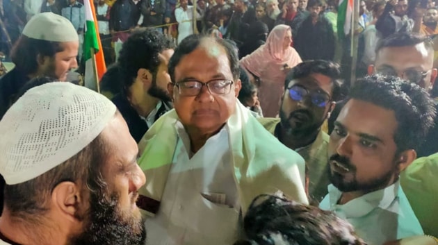 Congress leader at Kolkata’s Park Circus Friday night where Muslim women are protesting against the Citizenship Amendment Act (CAA) and the National Register of Citizens (NRC). (HT Photo) Congress leader at Kolkata’s Park Circus Friday night where Muslim women are protesting against the Citizenship Amendment Act (CAA) and the National Register of Citizens (NRC). (HT Photo)