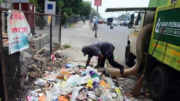 To clamp down on illegal hawkers and secure a good Swachh Sarvekshan ranking, Pune Municipal Corporation (PMC) commissioner Saurabh Rao has conducted late night raids. (HT/PHOTO) To clamp down on illegal hawkers and secure a good Swachh Sarvekshan ranking, Pune Municipal Corporation (PMC) commissioner Saurabh Rao has conducted late night raids. (HT/PHOTO)