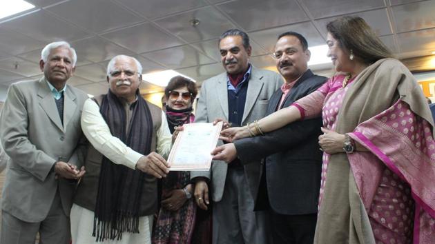 Arun Sood being appointed as new the Chandigarh BJP president by Haryana chief minister Manohar Lal Khattar and others during a function at the party’s office in Sector 33, Chandigarh, on Friday. (Gurminder Singh/HT) Arun Sood being appointed as new the Chandigarh BJP president by Haryana chief minister Manohar Lal Khattar and others during a function at the party’s office in Sector 33, Chandigarh, on Friday. (Gurminder Singh/HT)