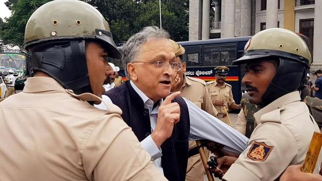 Police personnel detain Indian historian Ramachandra Guha during a protest against the Citizenship Amendment Act 2019 at Townhall in Bengaluru.(Photo: ANI)