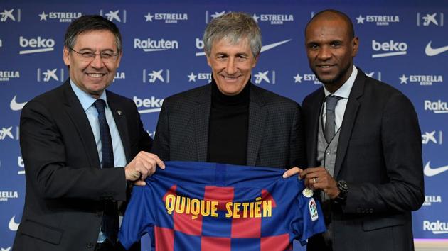 Barcelona’s president Josep Maria Bartomeu (L) and football director Eric Abidal (R) pose with Barcelona’s new coach Quique Setien (C) during his official presentation after signing his new contract with the Catalan club. Barcelone FC and Setién have reached an agreement for the latter to become first team coach until 30 June 2022. (Lluis Gene/AFP) Barcelona’s president Josep Maria Bartomeu (L) and football director Eric Abidal (R) pose with Barcelona’s new coach Quique Setien (C) during his official presentation after signing his new contract with the Catalan club. Barcelone FC and Setién have reached an agreement for the latter to become first team coach until 30 June 2022. (Lluis Gene/AFP)
