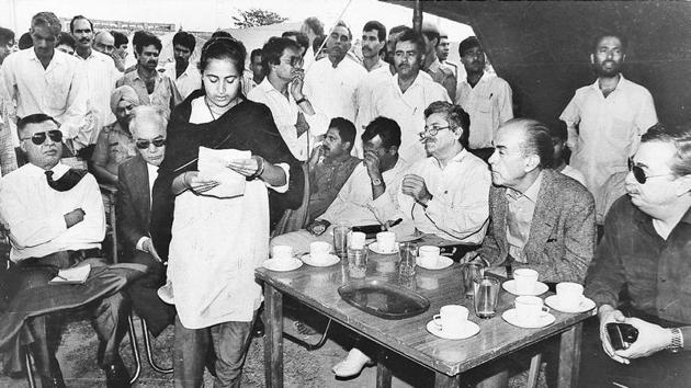 A woman reads a letter of distress to envoys of 11 countries during their visit to migrant camps in Jammu in May, 1994