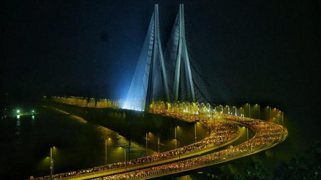 A view of the Bandra-Worli sealink as runners participate in the Mumbai Marathon 2020. (Vijayanagar Gupta/hT Photo) A view of the Bandra-Worli sealink as runners participate in the Mumbai Marathon 2020. (Vijayanagar Gupta/hT Photo)